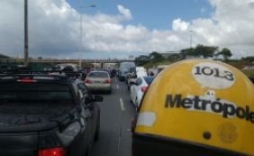Grande fluxo de veículos congestiona trânsito na Av. Paralela; confira
