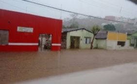 Fortes chuvas alagam casas e ruas em Jequié; prefeito anuncia comitê emergencial