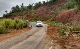 BR-101 tem trecho fechado por deslizamento de terra entre Teixeira e Itamaraju 