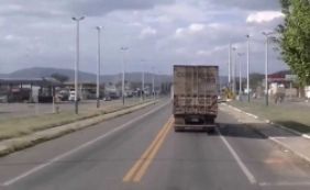 Após invadir contramão, carreta colide com carro na BR-116; uma pessoa morre