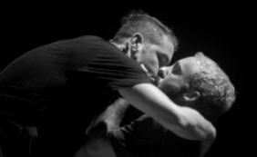 Cantor troca beijos com homens e mulheres em clipe e divide opiniões; assista