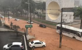 Com forte chuva, Avenida Garibaldi é invadida por lama; veja vídeo