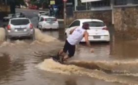 Atleta pratica wakeboarding em rua alagada do Rio Vermelho; veja vídeo