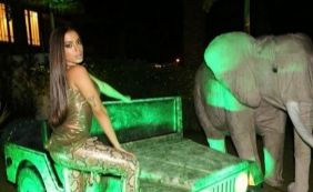 Anitta faz festão de aniversário e rebola em cima de "elefante"; veja vídeo