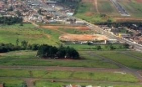 Bimotor cai em Sorocaba e populares saqueiam avião com dois mortos dentro