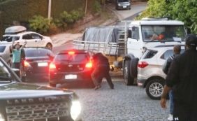 Com faca, segurança de Justin Bieber fura pneu e depreda carro de fãs; veja