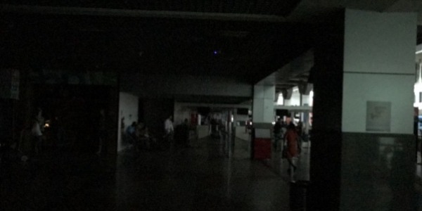 Após forte chuva, aeroporto e bairros de Salvador ficam sem energia