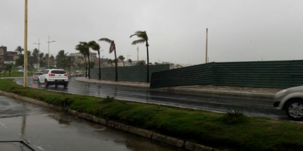 Perigo para os motoristas: com chuva e vento, placas do Aeroclube se soltam