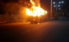 Manifestantes queimam ônibus em protesto a criança ferida em tiroteio; vídeo