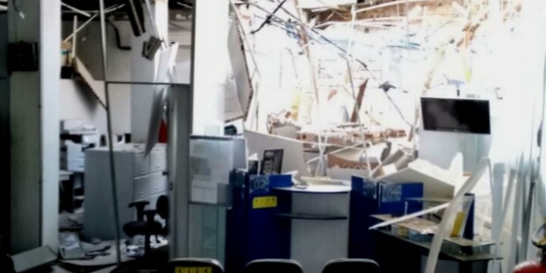 Quadrilha faz guarda reféns e explode agência bancária em Boa Nova 