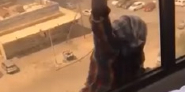Patroa filma empregada cair do 7º andar e não presta socorro; veja vídeo