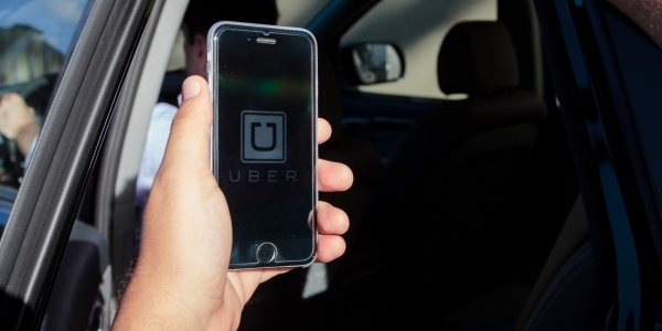 Após pressão, Câmara aprova texto-base que autoriza Uber no país