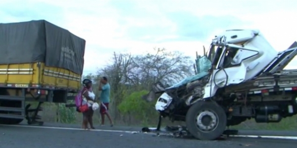 Colisão entre dois caminhões mata motorista de 43 anos na BR-324