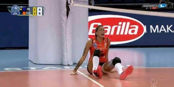 Vôlei: Bicampeã olímpica sofre grave lesão no tornozelo; cena impressiona