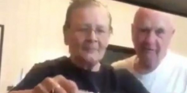 Vídeo de casal de idosos brincando com água viraliza na web