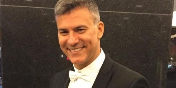 Ator diz não saber se consegue papel de galã na televisão por ser gay