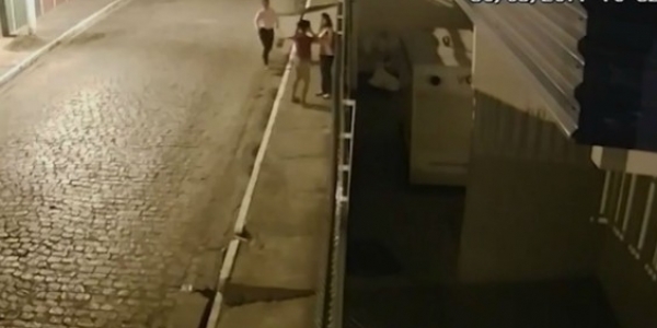 Jovem é ameaçada com faca e assaltada por três mulheres em Itabuna
