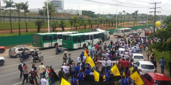 Cobrando reajuste do governo, servidores realizam protesto na Av. Paralela 