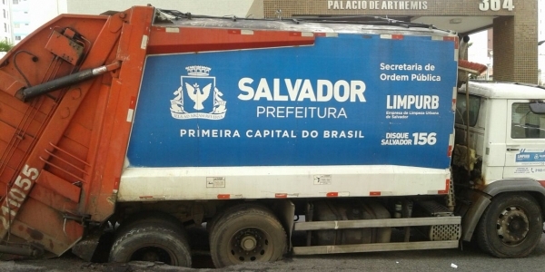 Asfalto cede e caminhão de lixo afunda na Pituba
