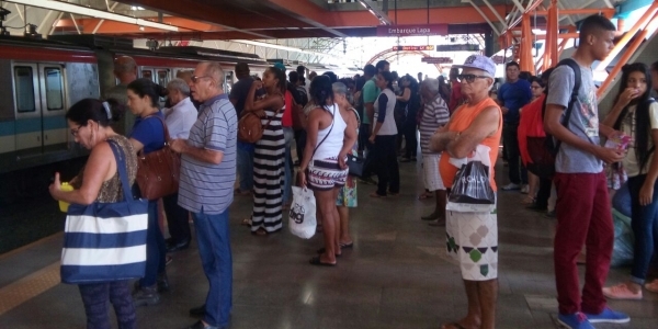 Trens do metrô apresentam falha técnica nesta quinta-feira