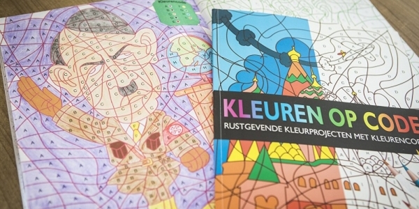 Empresa vende livros de colorir com a imagem de Hitler e causa constrangimento