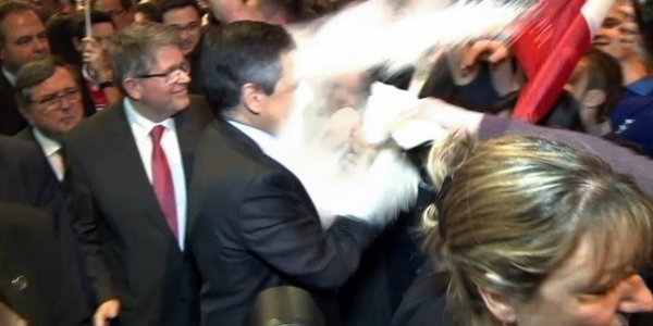 Candidato conservador francês é atingido com farinha de trigo; assista