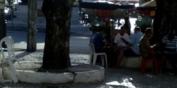 Vendedor de Zona Azul é flagrado jogando dominó no Comércio