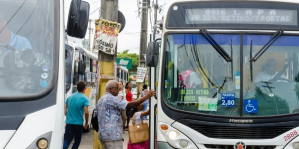 Suspeitas de assalto são arremeçadas para fora de ônibus por passageiros