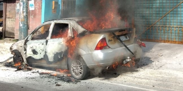 Carro pega fogo na Av. Suburbana; trânsito é lento na região