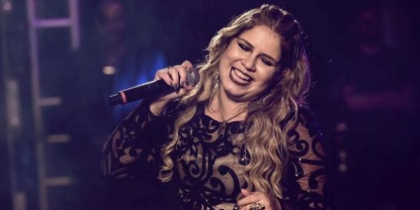 Fãs correm para ficar em frente ao palco no show de Marília Mendonça