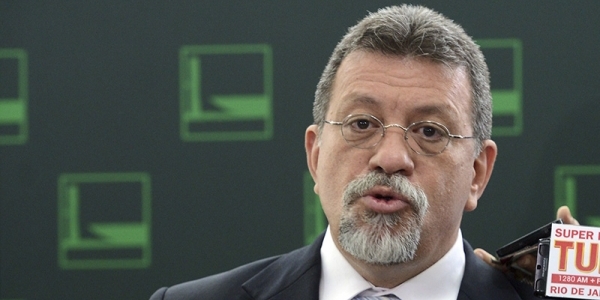 \'É a favor de tirar os benefícios da população\', diz deputado sobre ACM Neto