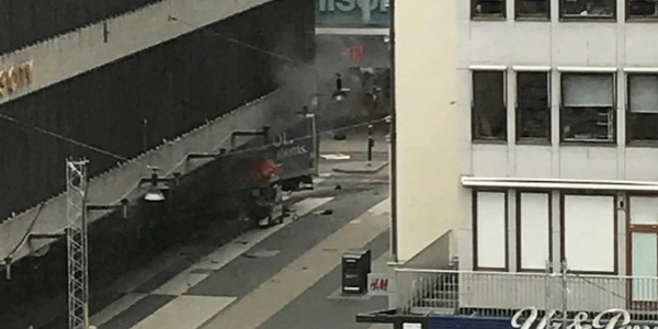 Caminhão sobe passeio e atropela pedestres em Estocolmo; rádio fala em 3 mortos