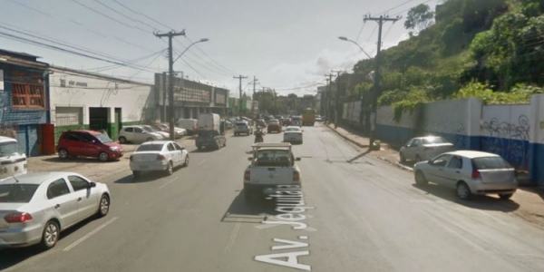 Troca de tampas de bueiros congestiona Av. Jequitaia e Via Expressa 