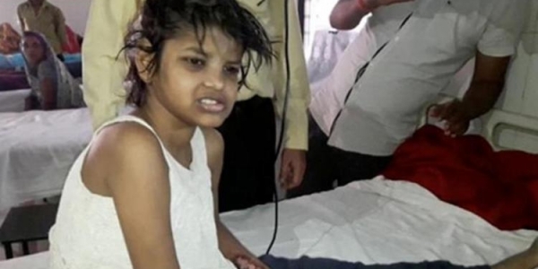 Menina de 8 anos é achada vivendo em floresta com macacos; veja vídeo