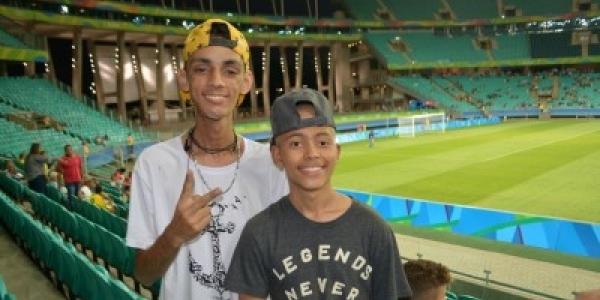 Crianças do GACC-BA visitam Fonte Nova para assistir BA-VI