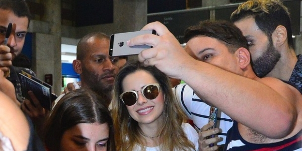 Sandy causa alvoroço ao desembarcar em aeroporto no Rio de Janeiro