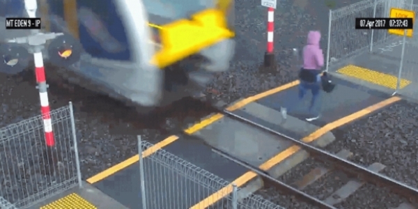 Distraída, mulher cruza trilhos e quase é atropelada por trem na Nova Zelândia