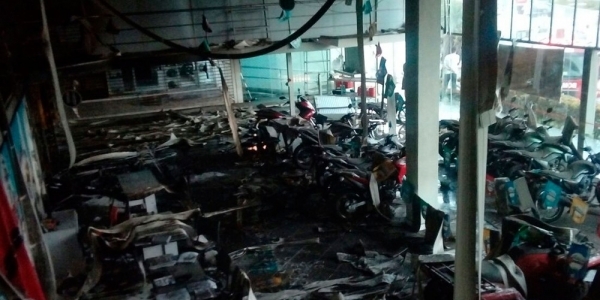 Incêndio destrói parte de concessionária de motos na Av. Bonocô