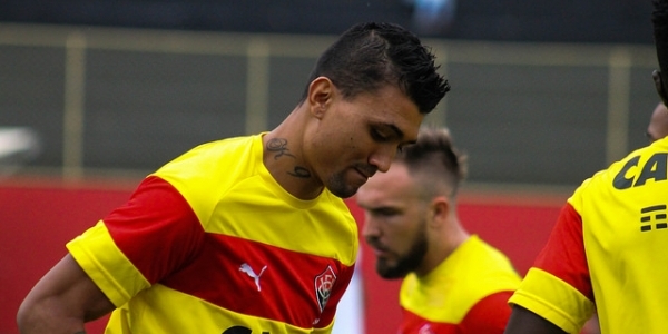 Atacante do Vitória sente a coxa no aquecimento e é vetado do Ba-Vi