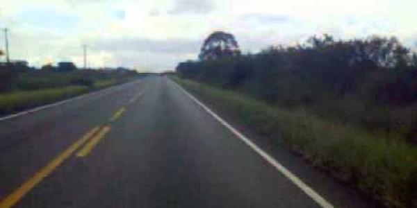 Uma pessoa morre e outra fica ferida em colisão entre carro e caminhão na BA-250