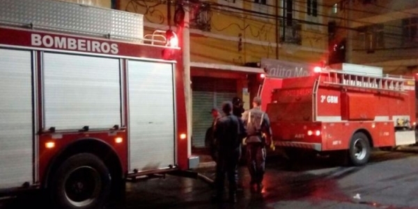 Incêndio destrói cômodo de apartamento na Barroquinha