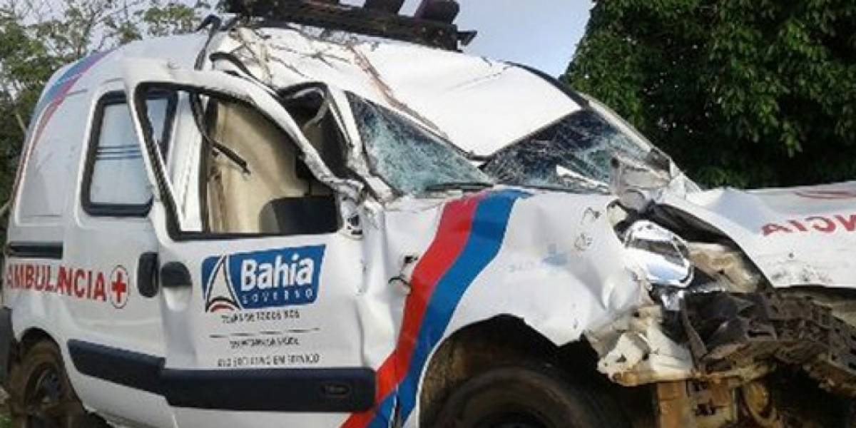 Ambulância colide com caminhão e paciente idosa morre na BR-116