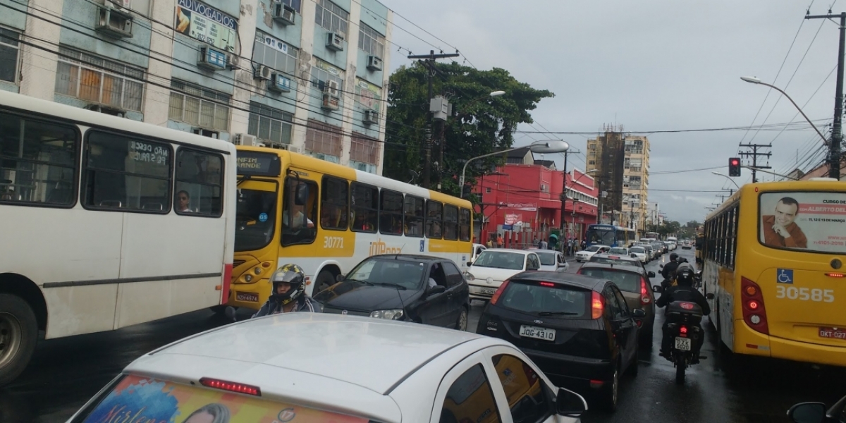 Movimentação no Mercado do Peixe deixa trânsito lento na Av. Jequitaia; veja