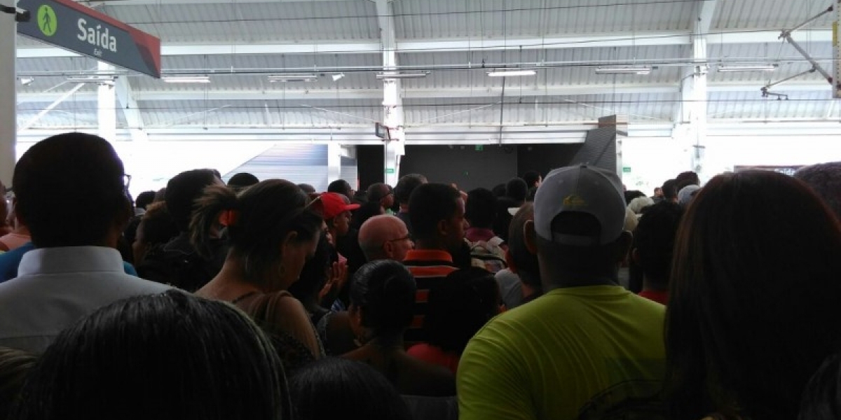 Defeito em trem do metrô causa tumulto na estação do Retiro nesta terça-feira
