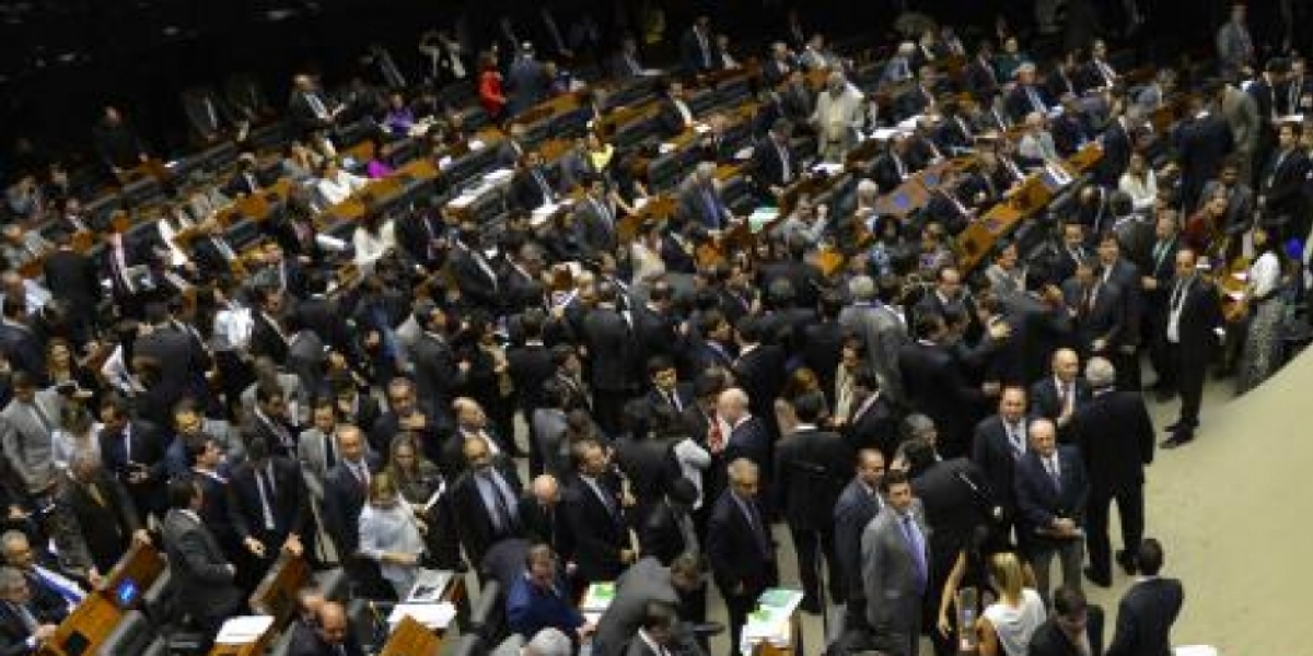  Câmara dos Deputados adia votação do projeto de ajuda aos estados 