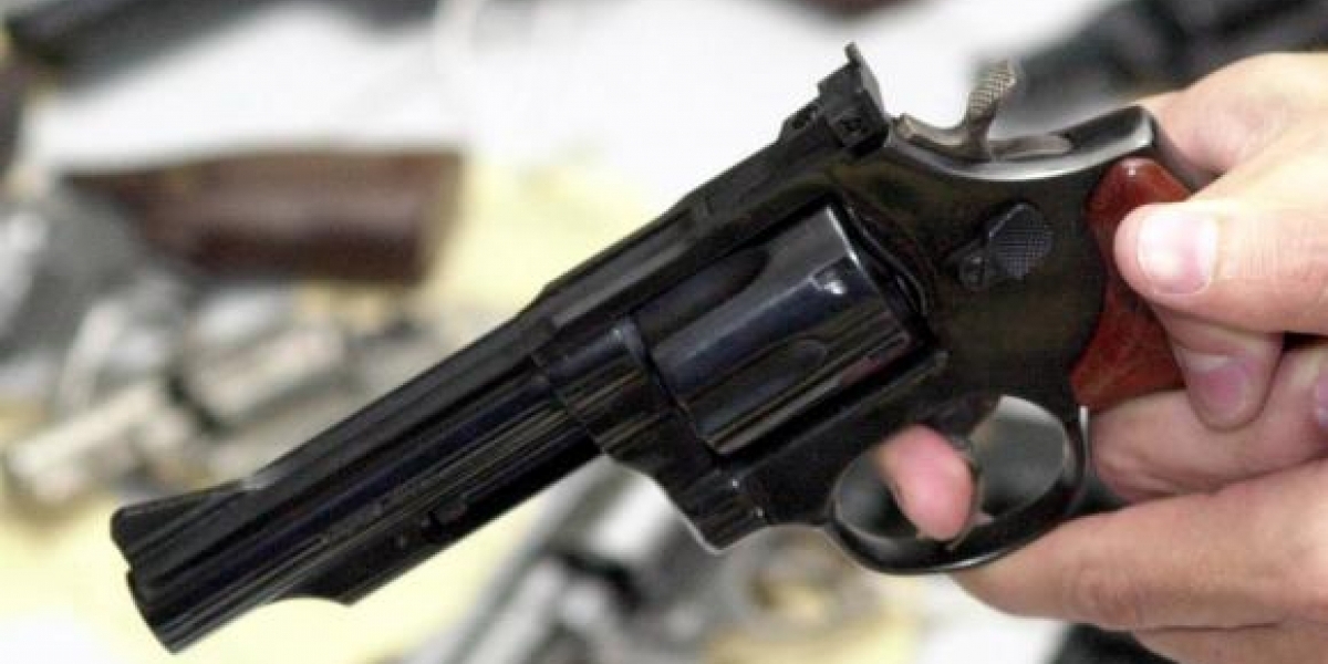 Jovem de 20 anos é atingido por dois tiros durante assalto no Bairro da Paz