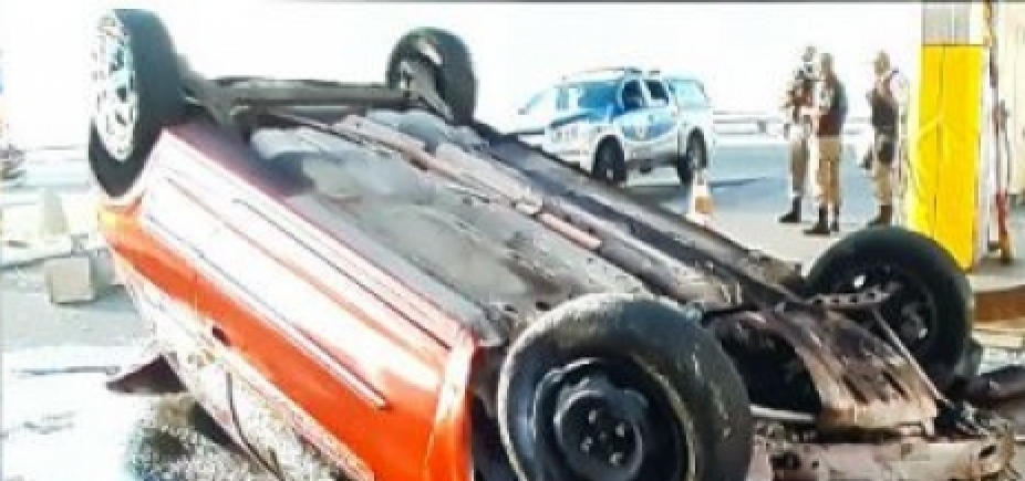 Motorista dorme, carro capota e vai parar dentro de posto de gasolina na Pituba