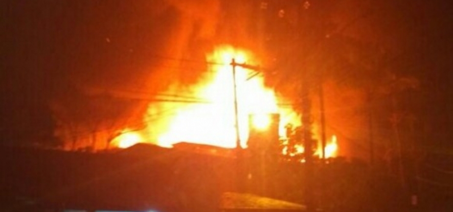 Incêndio destrói fábrica de computadores em Ilhéus; veja vídeo