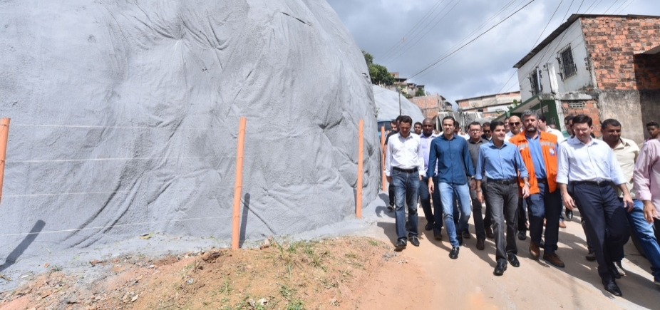 Bairro de Vila Canária recebe geomanta para cobertura de encosta