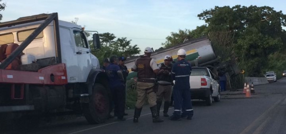 Carreta tomba na BA-253 e criminosos aproveitam congestionamento para assaltar veículos